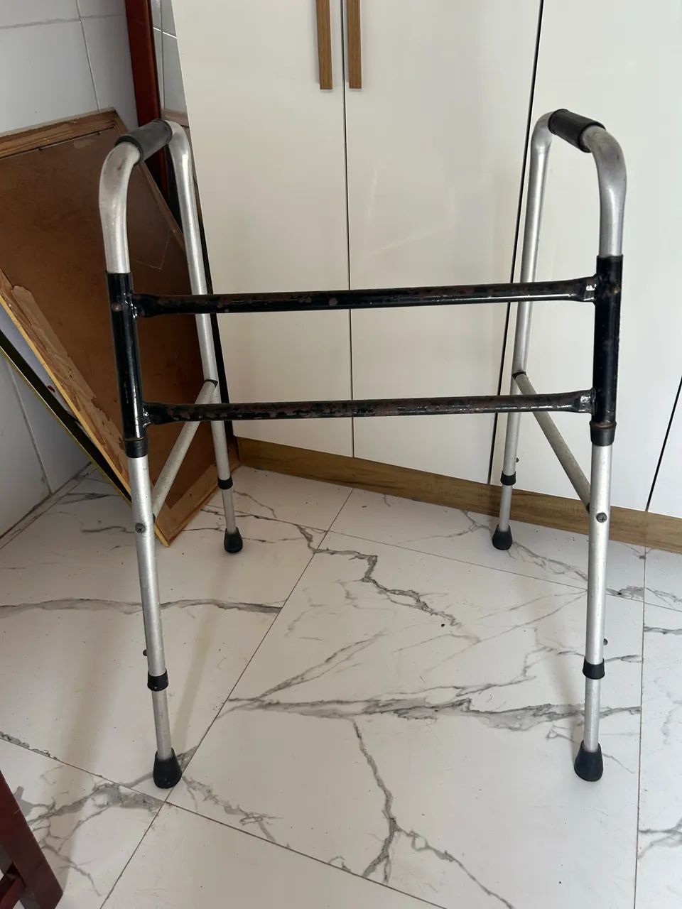 Cadeira de rodas e  andador - Foto 3
