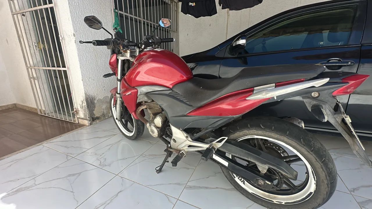 CB 300 vermelha 