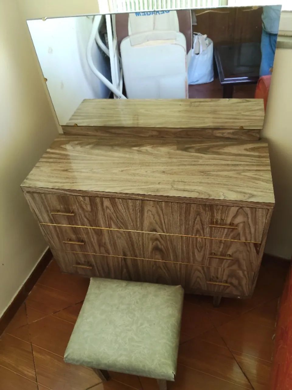 Cômoda com Espelho - Moderna, Espaçosa e Bem Conservada - Foto 5