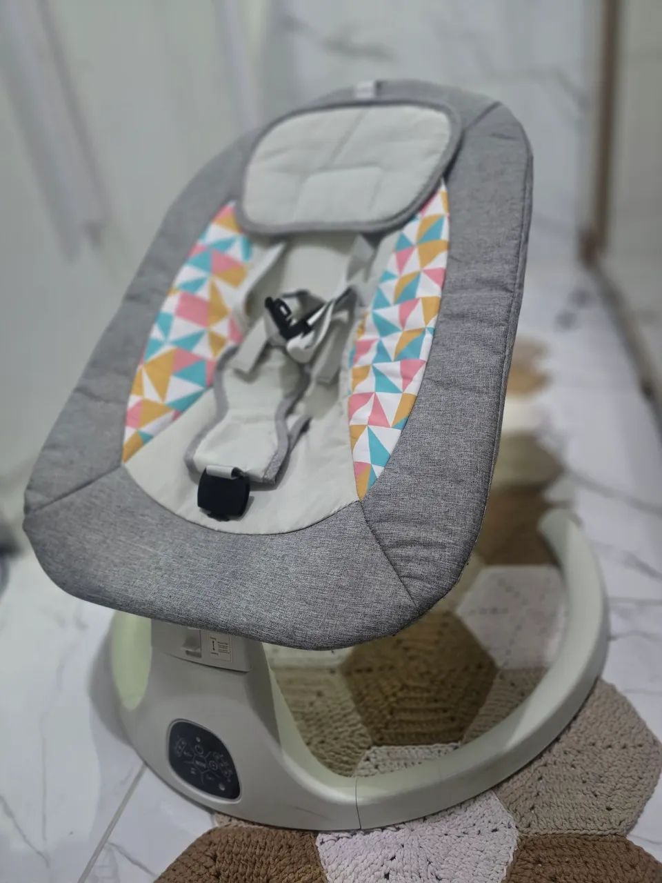 Cadeirinha De Bebê Elétrica, Com Bluetooth, Cor Cinza ( Nunca Usado) - Foto 4