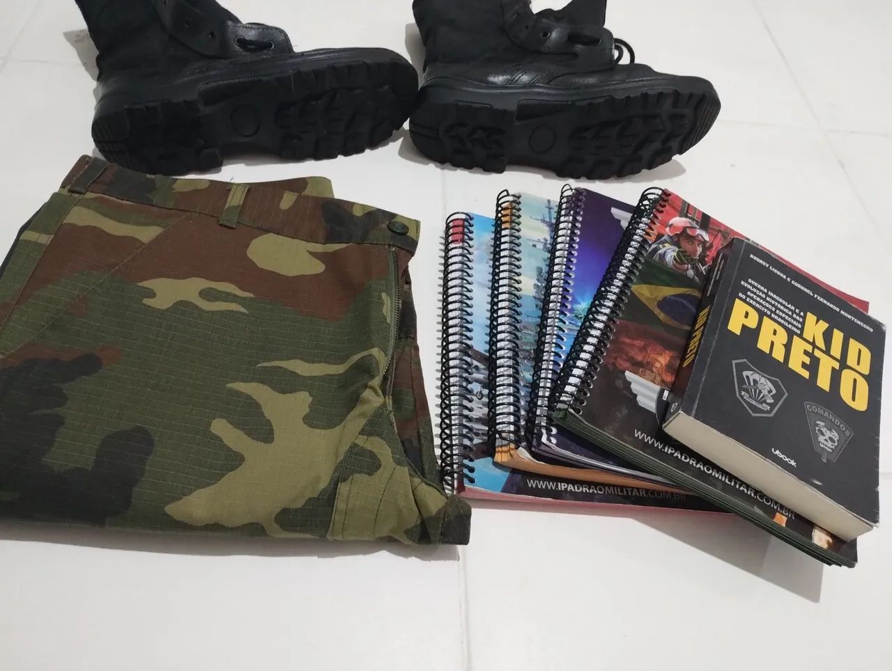 Calça original do exército, bota e livro 