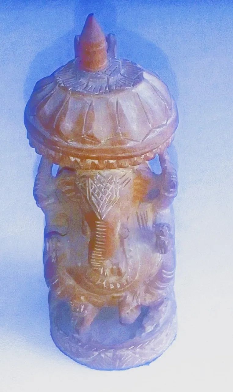 Escultura representando deus Ganesha madeira entalhada á mão de origem indiana - Foto 3