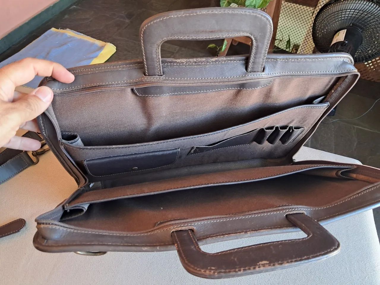 Bolsa masculina marrom usada - Foto 4