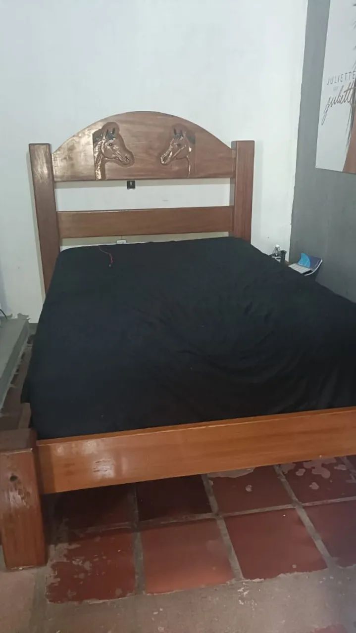 Cama de Madeira Maciça 