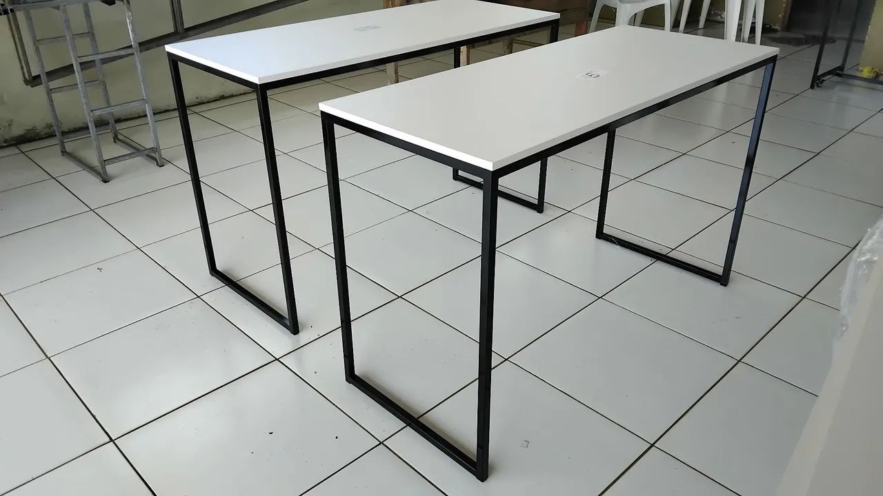 Mesa na cor branco 