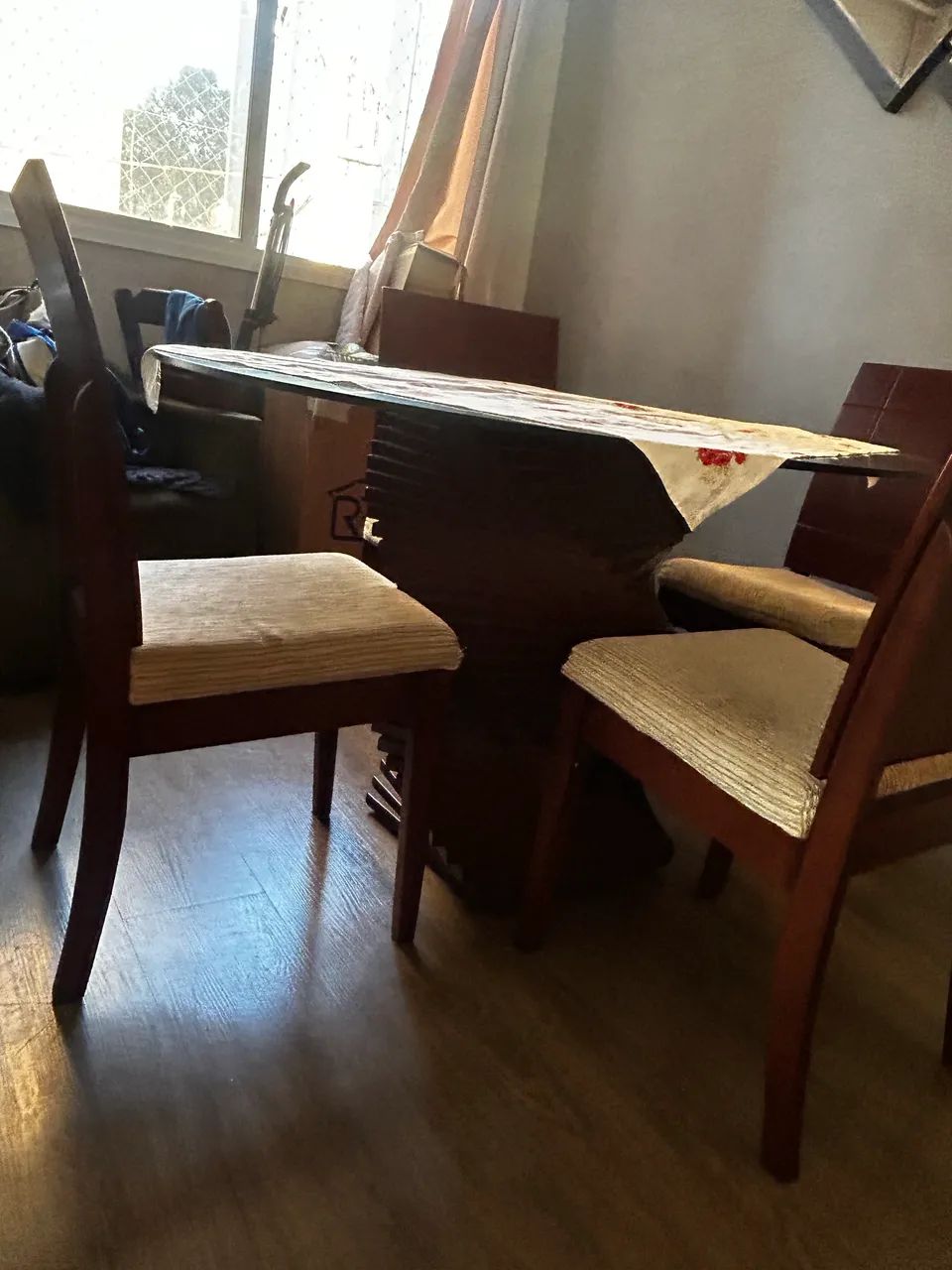 Conjunto mesa de Jantar com cadeiras - base de madeira e tampão de vidro  - Foto 2