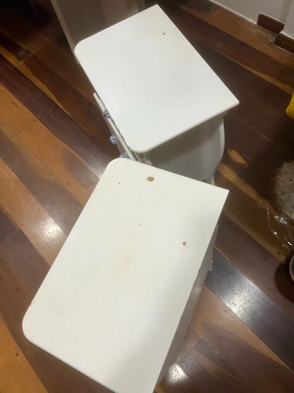Par de Mesas de Cabeceira / Criados-Mudos Brancos - Foto 2