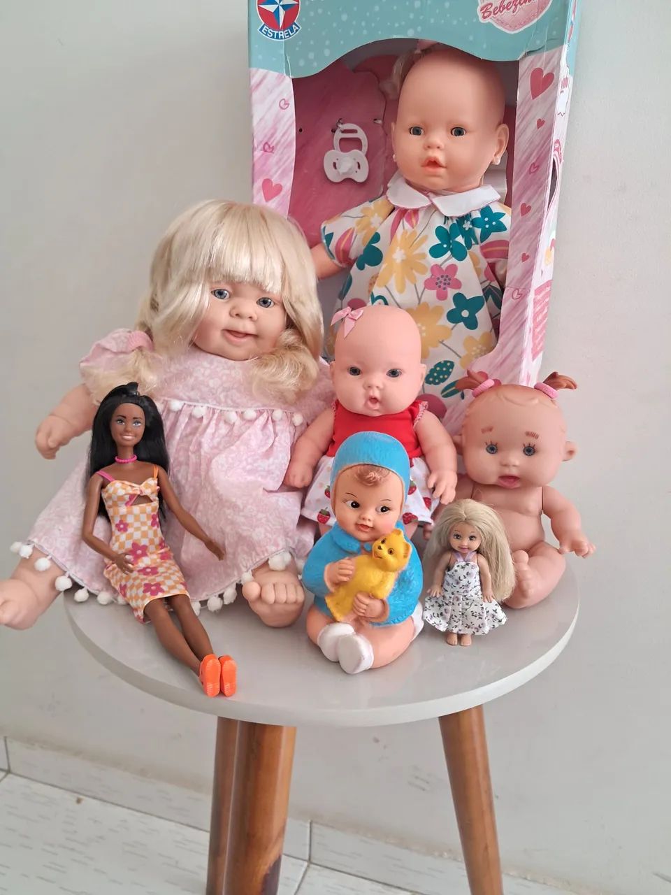 Lote com 7 bonecas ambas em vinil,e plástico resistente.  - Foto 3