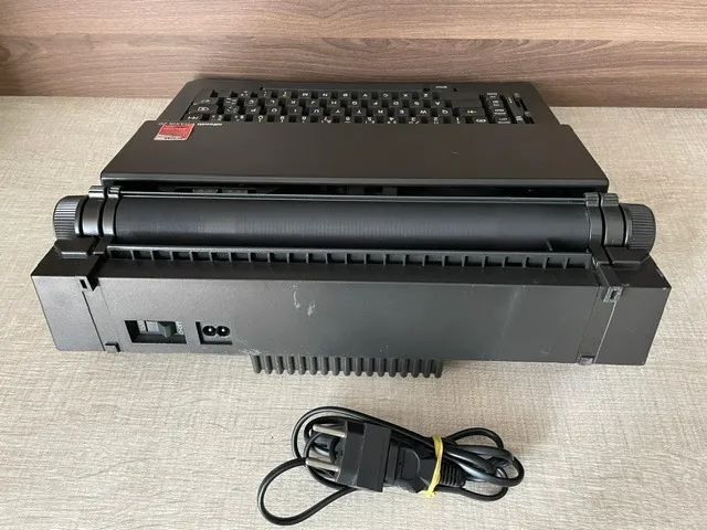 Maquina de escrever Olivetti Praxis 20 - Foto 3