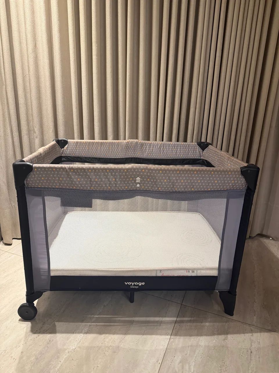 Berço Portátil Sleep Cinza com colchão - Voyage - Móveis Infantis
