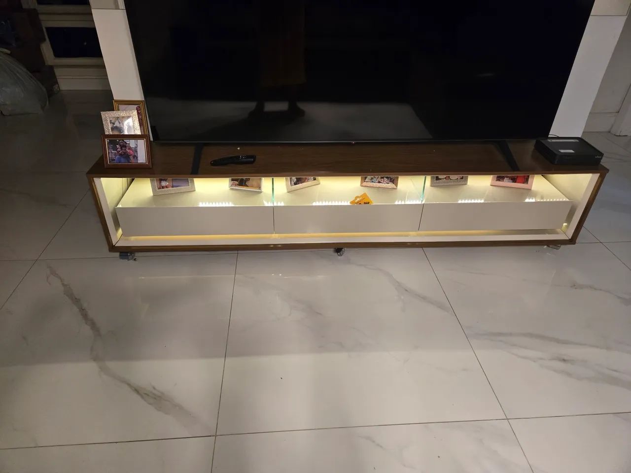Rec 10 meses de uso com nota fiscal 3 gavetas acende luz ilumina sua sala  - Foto 2
