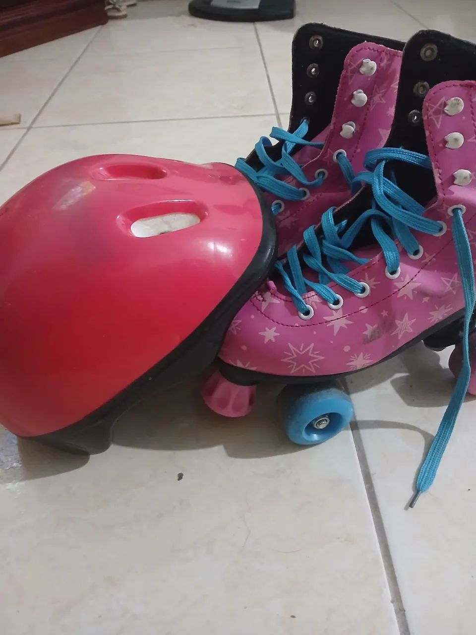 Patins com capacete  - Foto 2