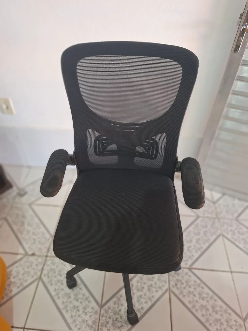 Vendo cadeira de escritório Mônaco giratória. - Foto 2