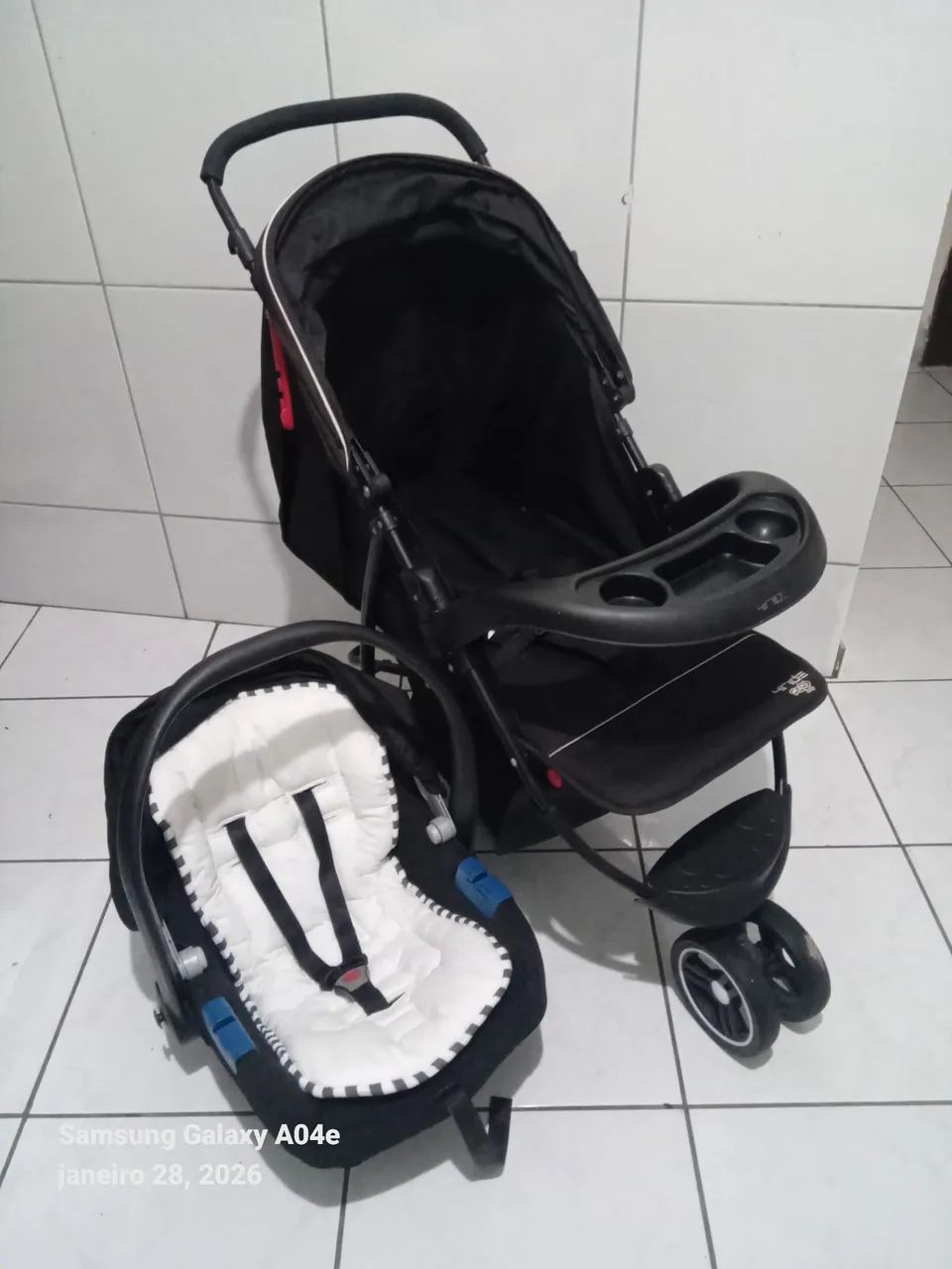 Carrinho de bebê e bb conforto semi Novos unissex  - Foto 6