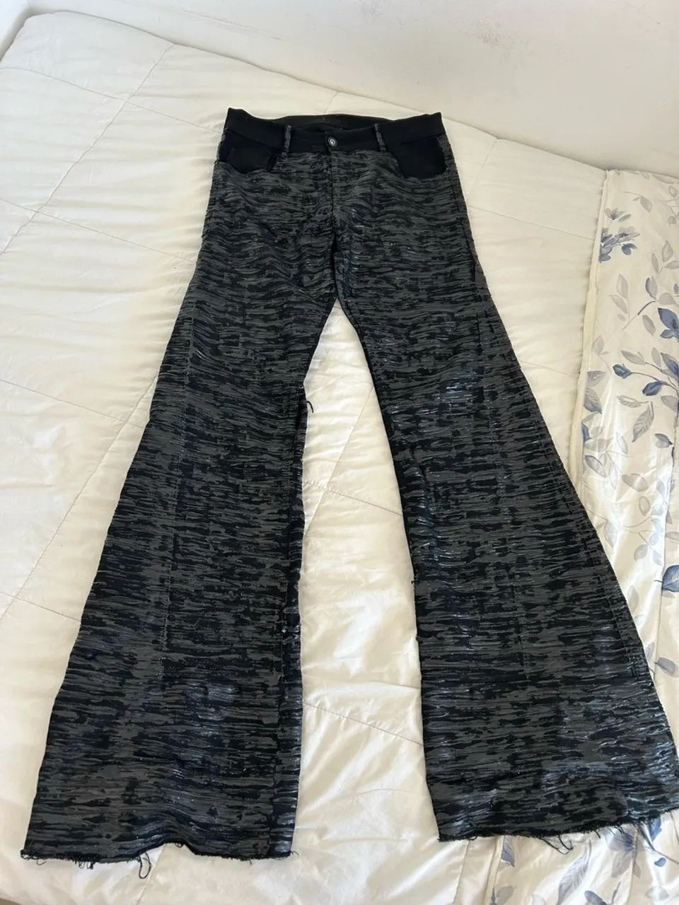 calça flare drestruido resinada preta 40