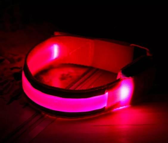 Braçadeira de led para corridas - Foto 6