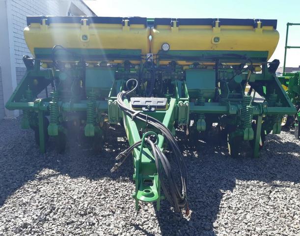 Plantadeira John Deere 1100-08 linhas a vácuo - Foto 3