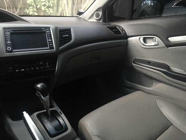 Vendo ou troco Honda Civic com teto solar e gnv com apenas 40 mil km imperdível - Foto 10