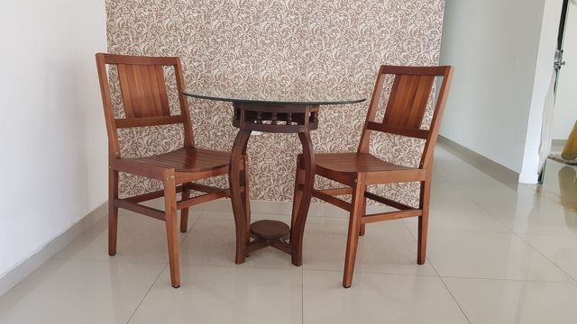 Vendo linda conjunto de mesa e duas cadeiras para pequenos espaços!!