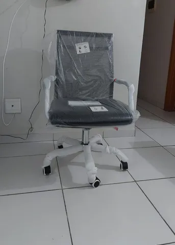 Giratória BEM conservada com encosto reclinável.