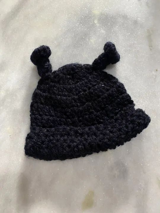 Chapéu de crochê preto com fundo de joaninha e abelinha