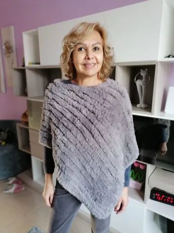 Poncho feminino modelo com bico cavado em lâ e pelo muito macio 