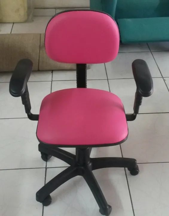 - cadeira secretária giratoria com braços regulaveis, cor rosa, frete gratis
