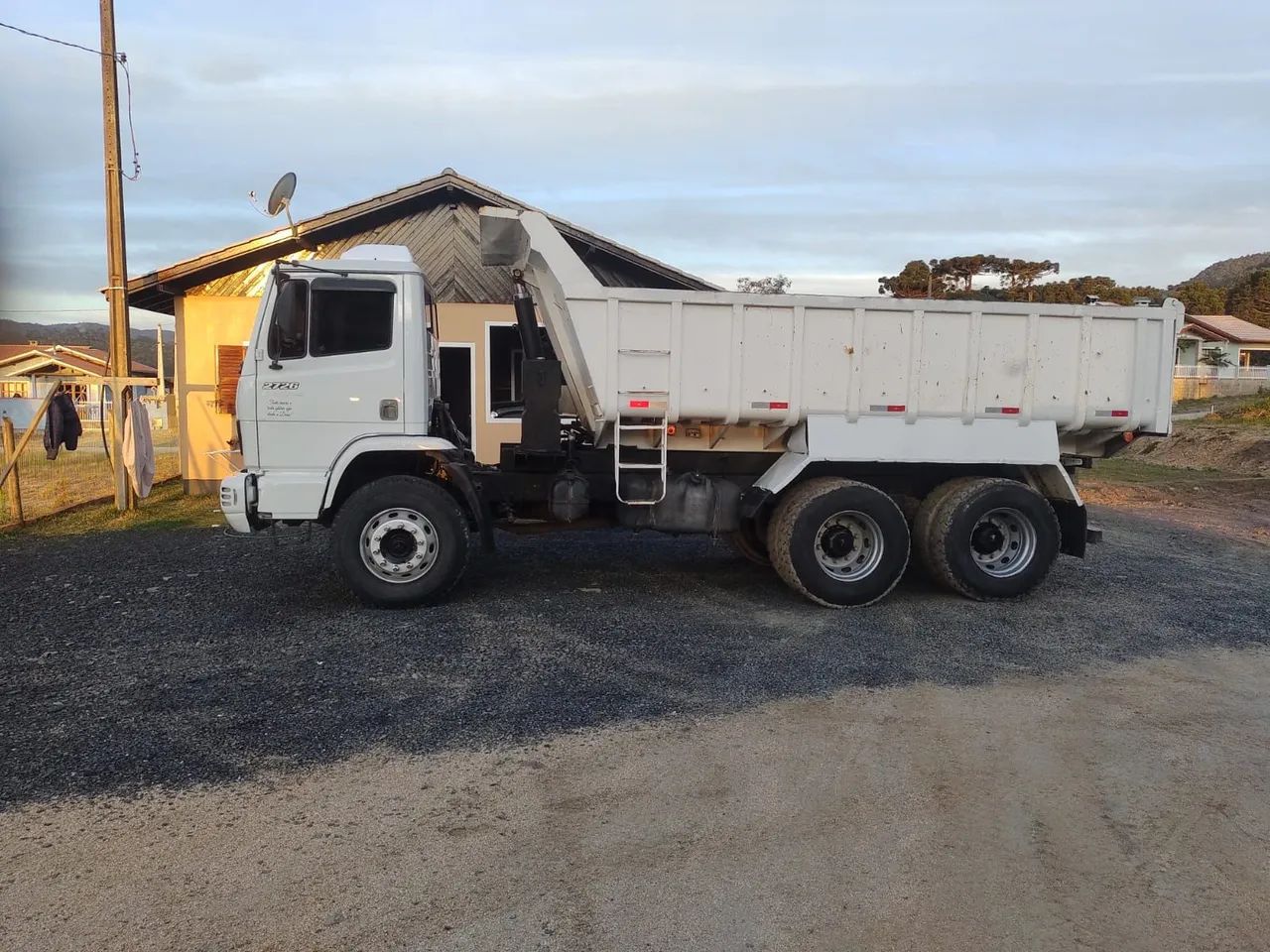 Caçamba traçado Mercedes 2726 ano 2009 top de caminhão  - Foto 3