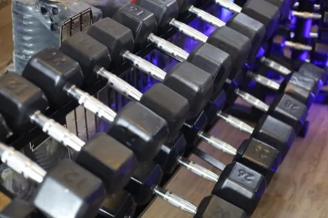 Dumbell Hexagonal Texturizado Par de 10 kg a 32 kg + Suporte - Foto 2