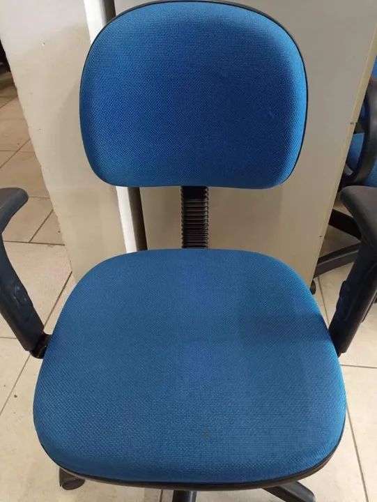 Cadeira de Escritório com Rodinhas e Apoio de Braços Azul Ótimo Estado por apenas 199,00 - Foto 4