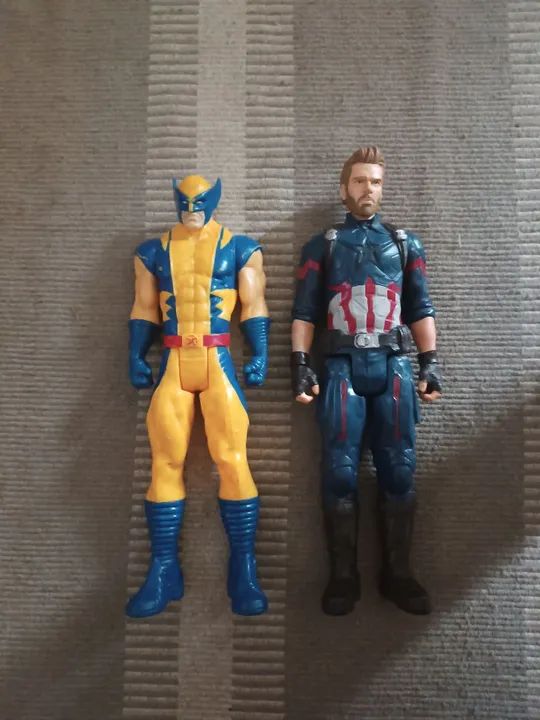 Bonecos Wolverine e Capitão América