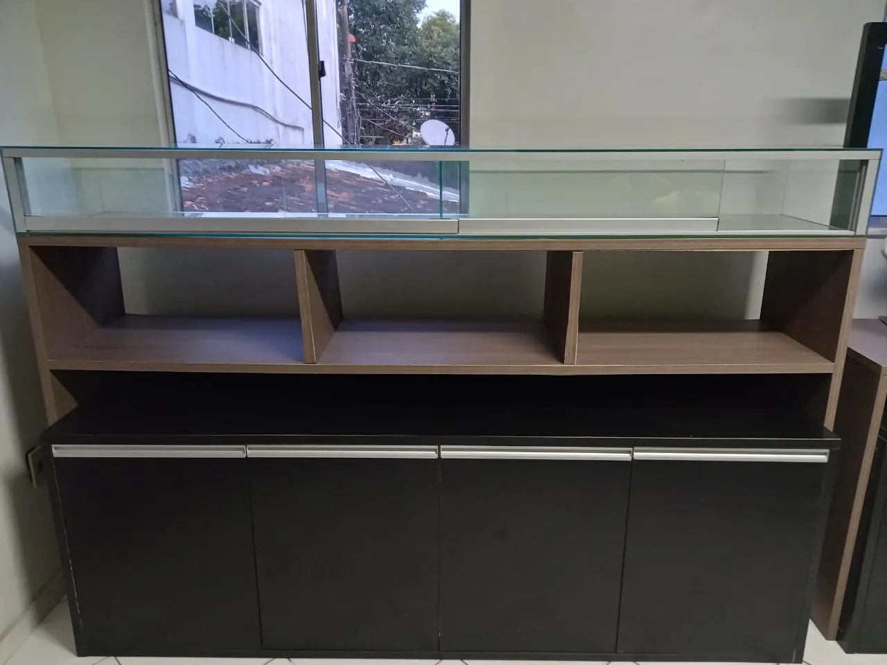 Balcão Expositor com Vidro e Armazenamento