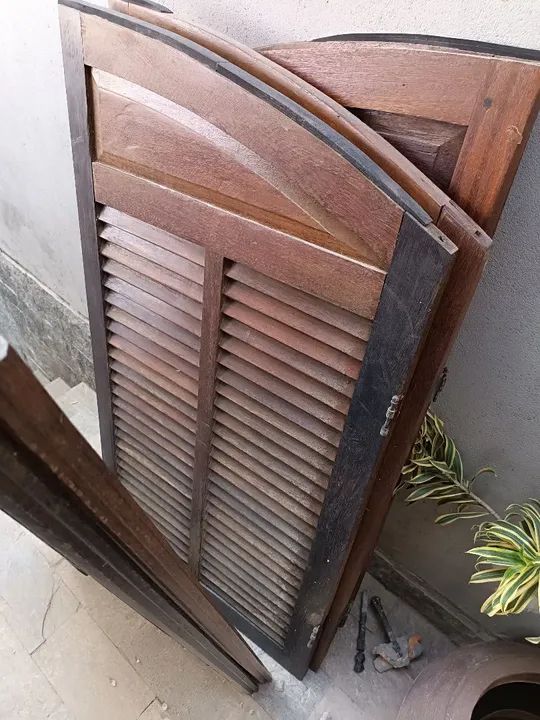 Kit com 2 janelas coloniais de madeira e uma porta de madeira. - Foto 2