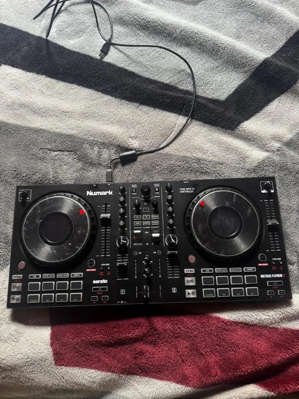 Controlador DJ Numark Mixtrack Platinum FX cor Preto