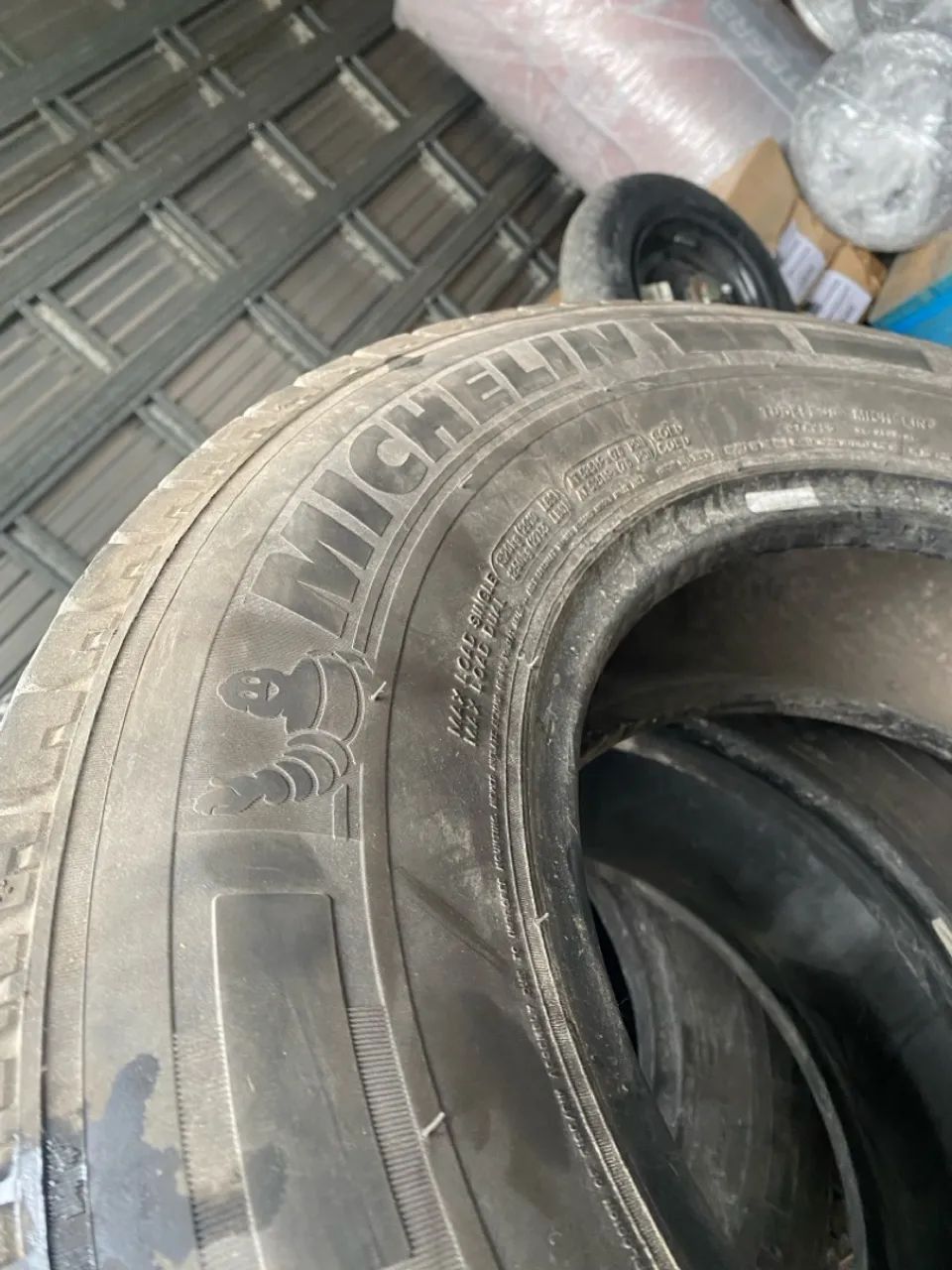 Pneus Michelin 225/75 16c muito bom