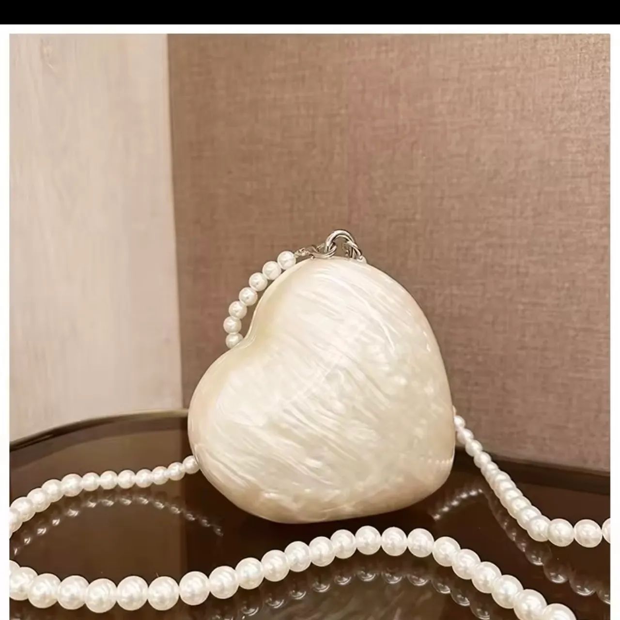 Bolsa de pérola, em formato de coração, com alça de pérolas. Usada 1 vez.  - Foto 2