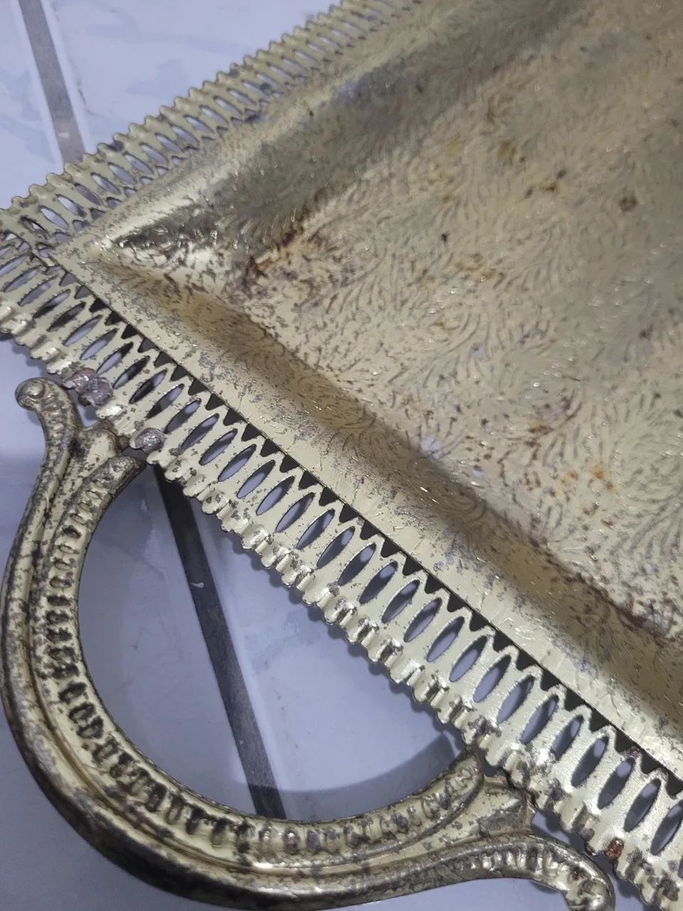 Bandeja dourada decorativa com alças - Foto 2