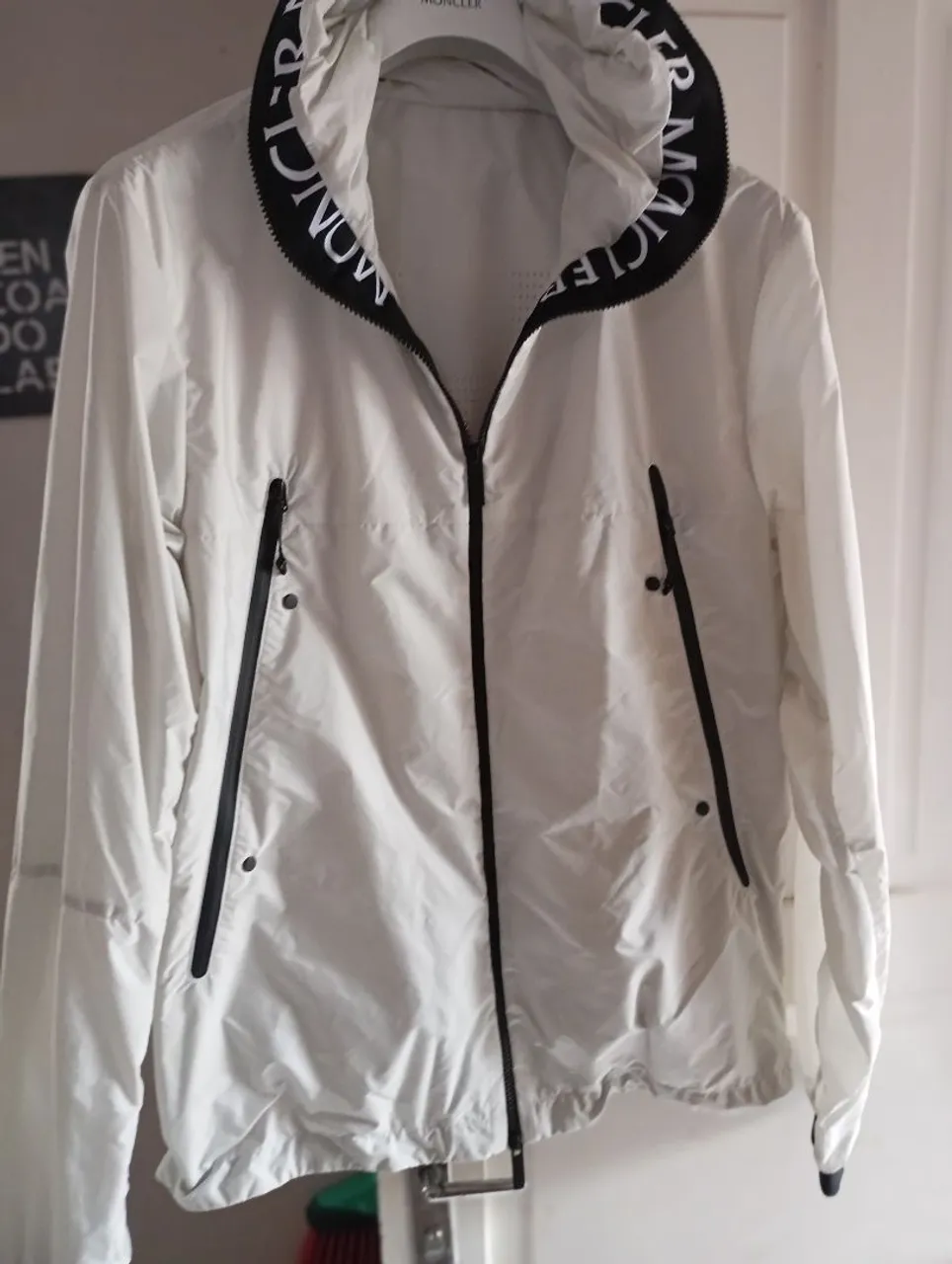 Jaqueta Moncler Branca com Capuz