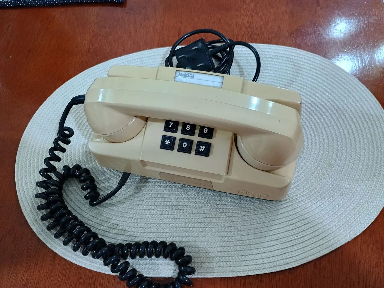 Lindo aparelho telefone antigo.