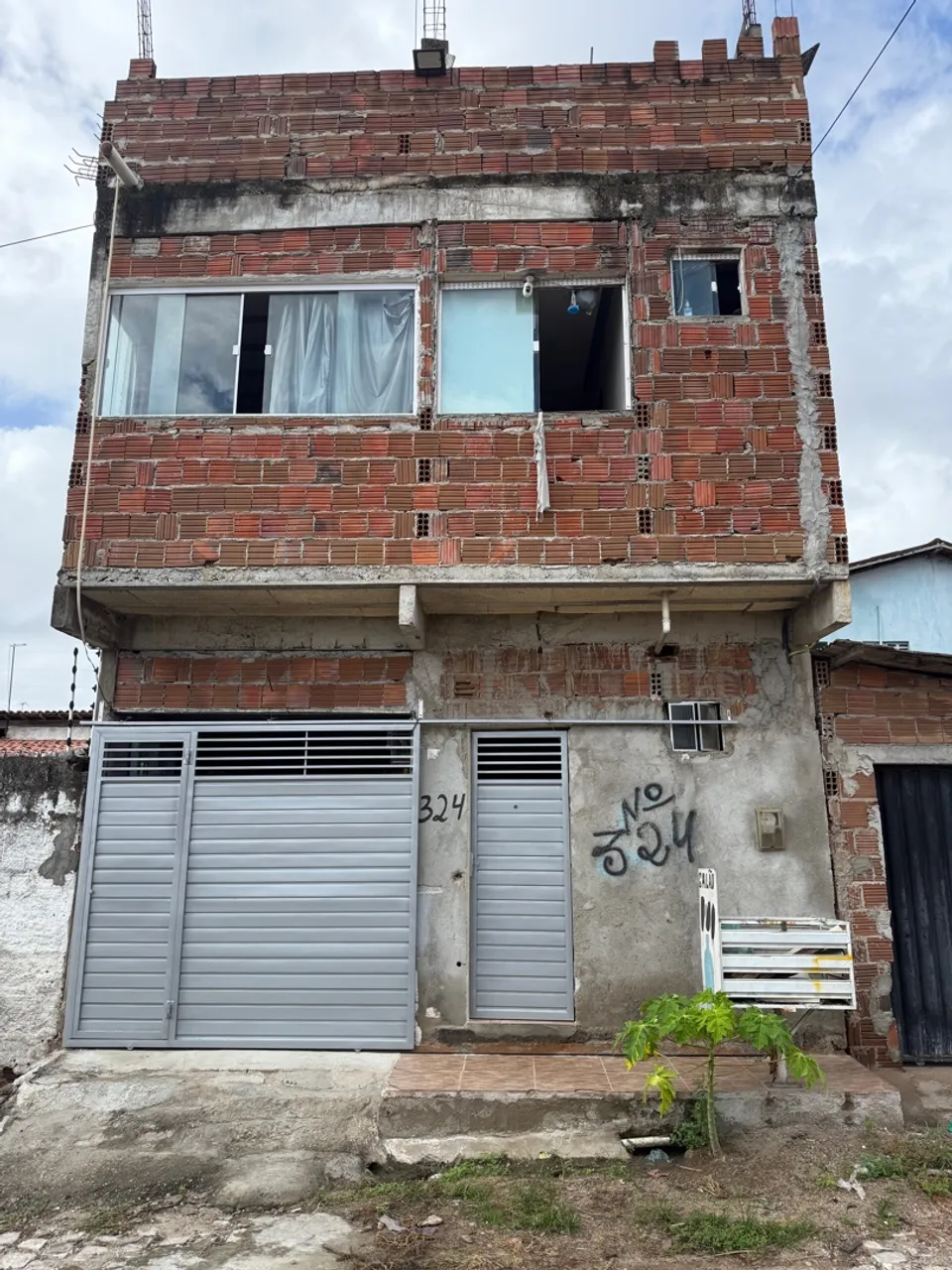 Casa com estrutura para um prédio 