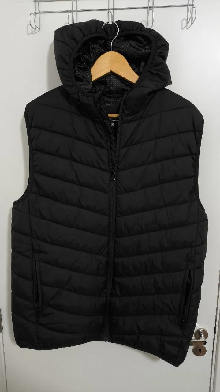 Colete Puffer com Capuz - Preto