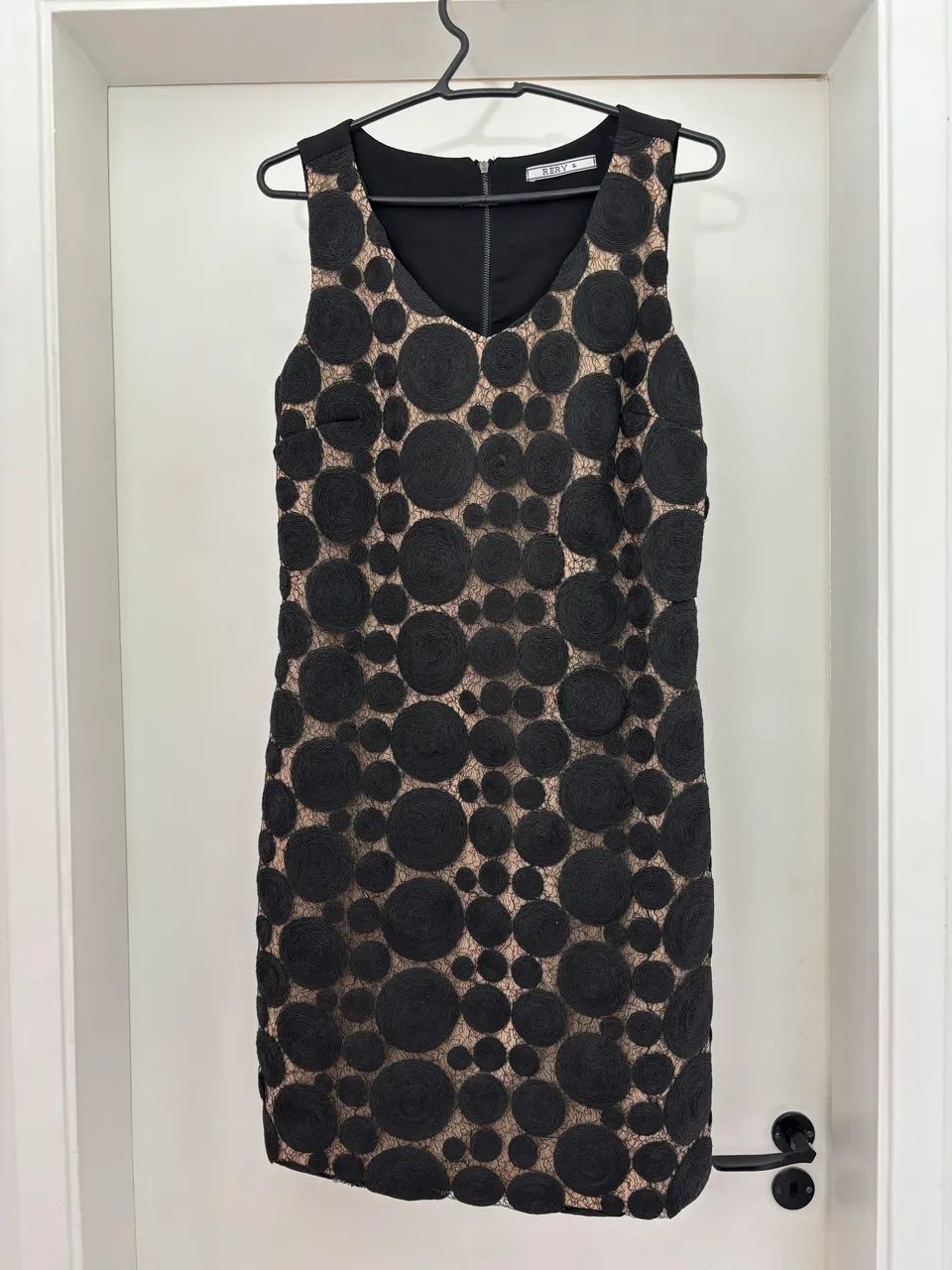 Vestido beje e preto com aplicação 