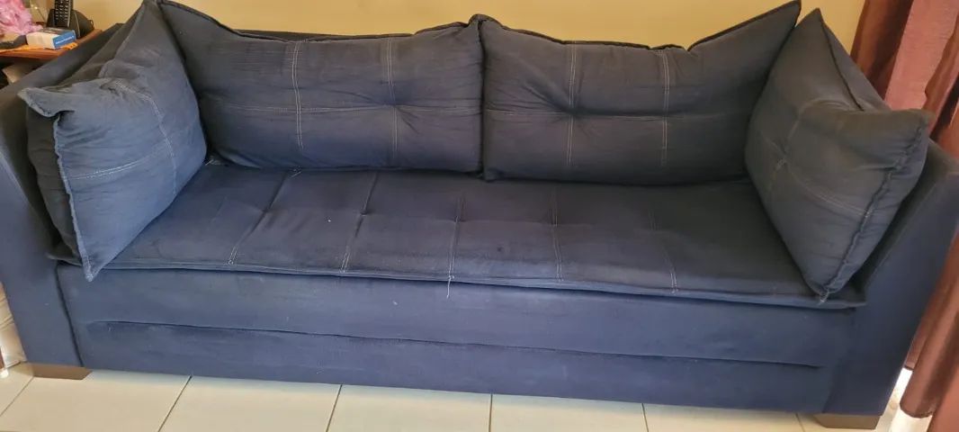 Sofá 3 lugares 2.20m x 0.80m + 4 travesseiros - Foto 2
