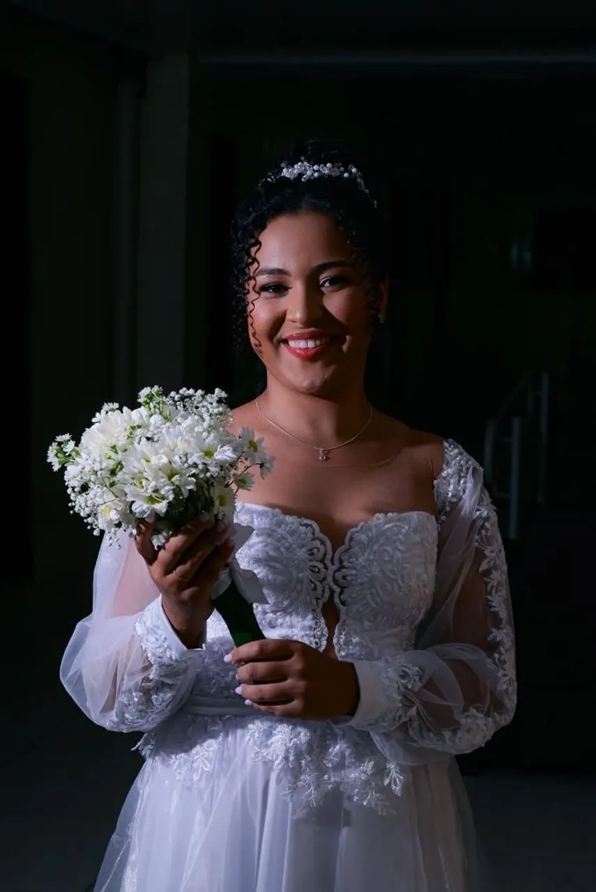 Vestido de noiva branco com detalhes em renda