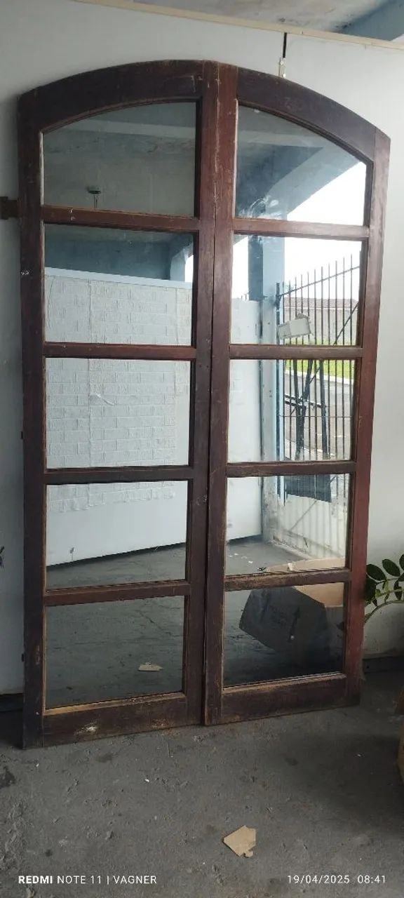 Vende se 2portas dessa e 2janelas de madeira 