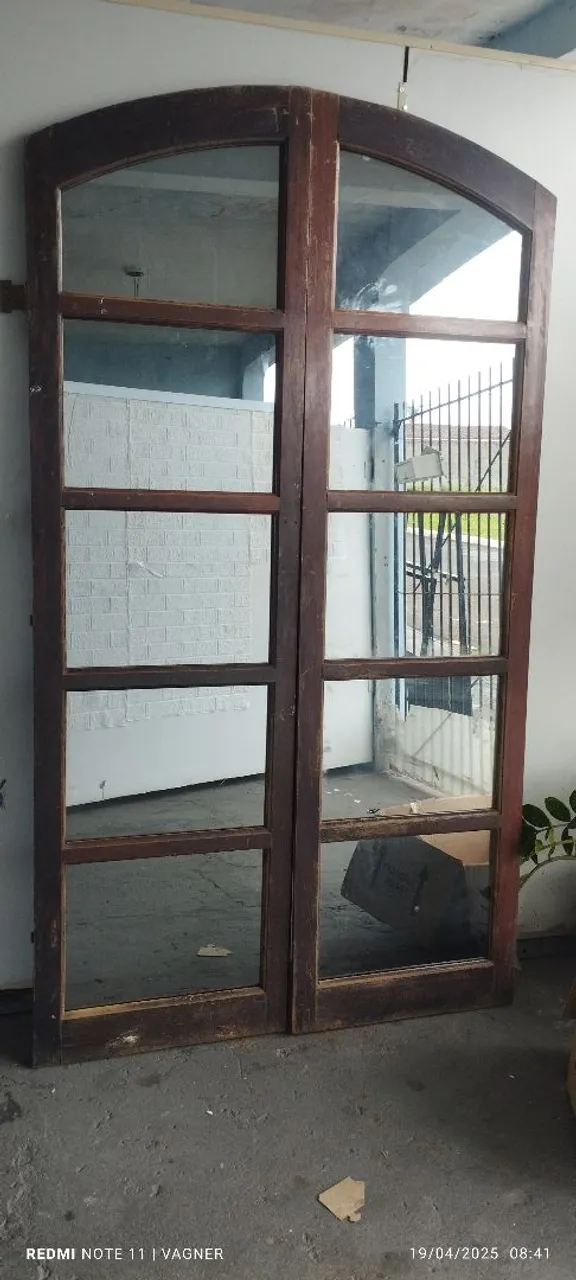 Vende se 2portas dessa e 2janelas de madeira