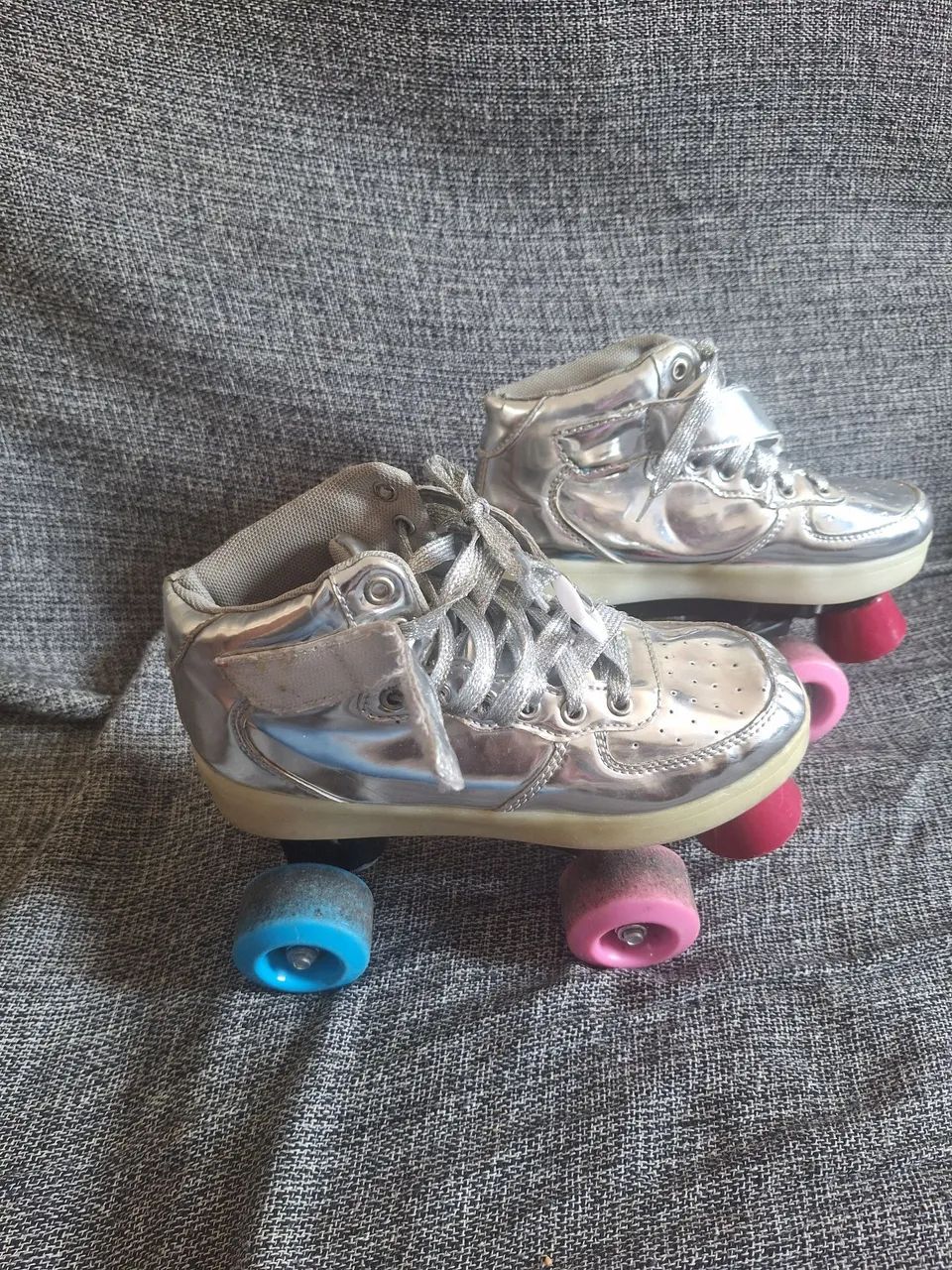 Patins 4 rodas cinza 