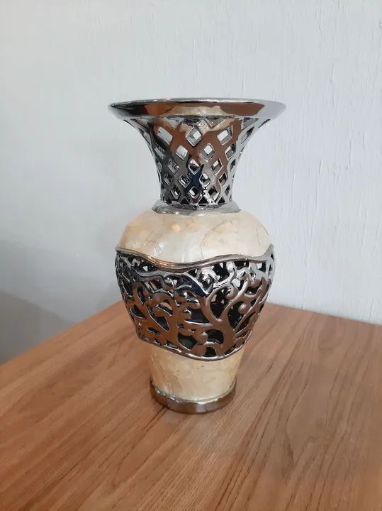 Vaso Decorativo de Cerâmica com Detalhes em Prata