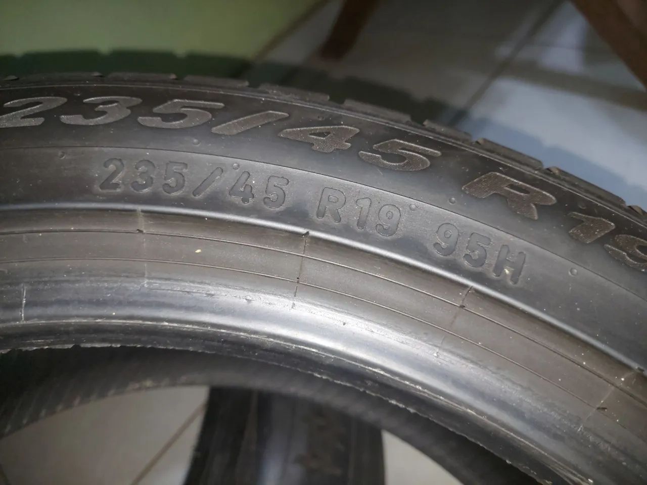 Pneu aro r19 235 45 - Foto 2