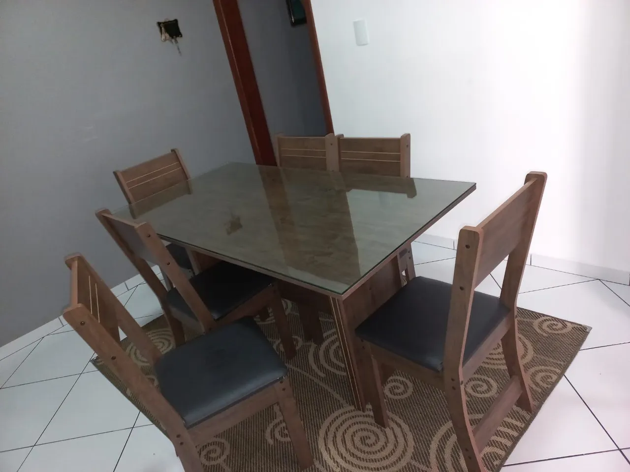 Mesa de Jantar de Madeira com Tampo de Vidro